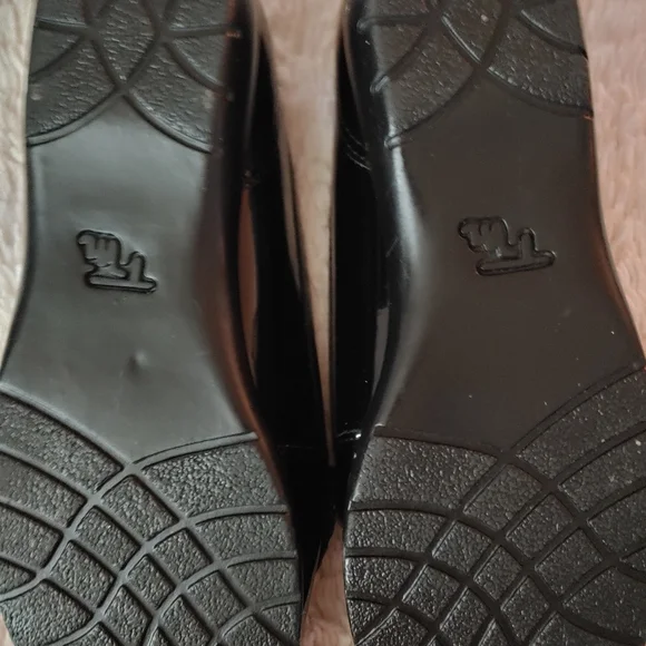 Patent leather loafers. SIZE 9 1/2 W - Picture 7 of 8